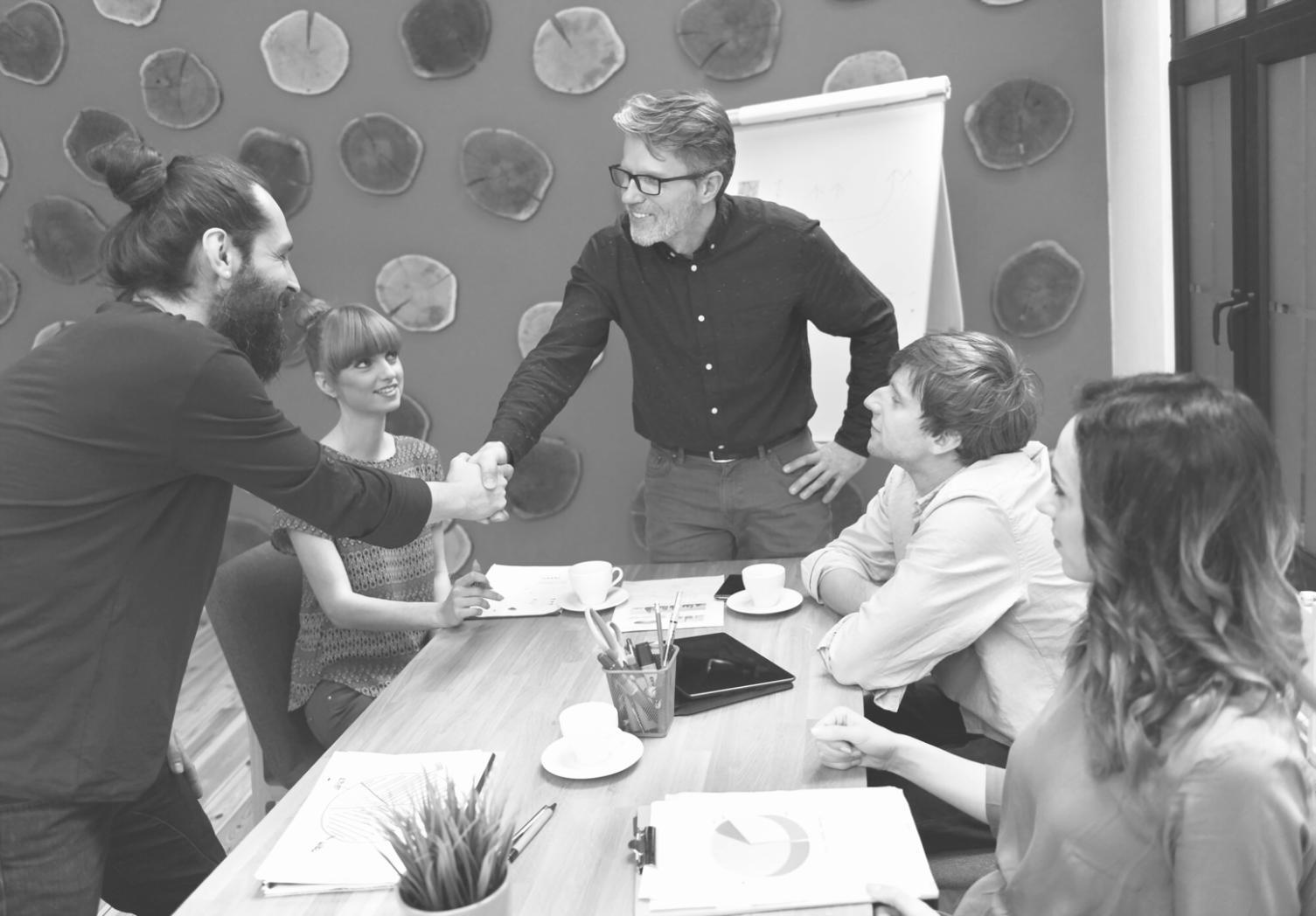 Teilnehmende in einem Workshop zu Unternehmensfinanzen mit praxisnahen Übungen